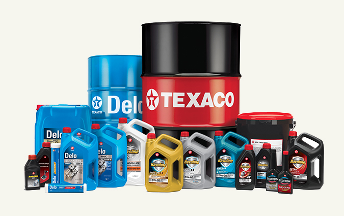 Brett sortiment av Texaco och Delo smörjmedel – motoroljor, hydrauloljor och specialprodukter i olika förpackningar.